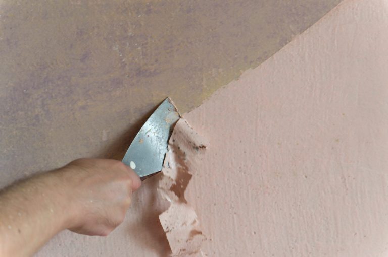 Cách cạo bỏ lớp sơn cũ trên tường