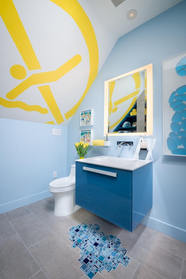 Phòng tắm dành cho bé trai mang chủ đề hồ bơi với màu xanh lam và gạch khảm