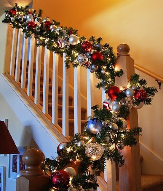 16 ý tưởng trang trí cầu thang đón Giáng Sinh dành cho mọi nhà - Ảnh 27.