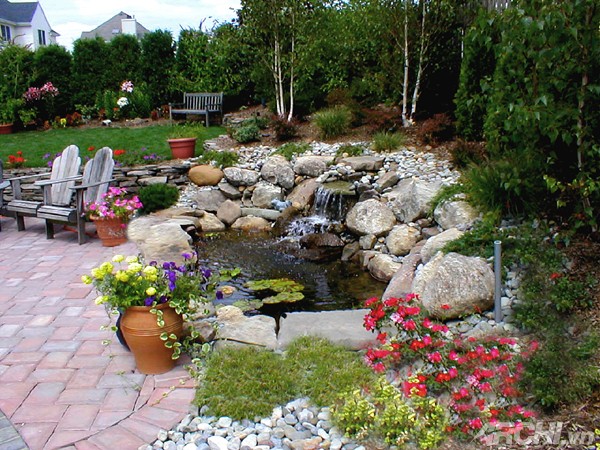 Ý tưởng thiết kế thác nước cho khu vườn nhà bạn 