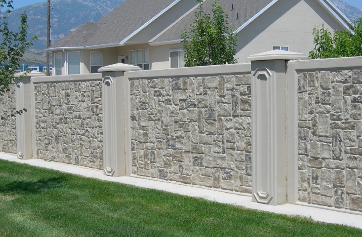 Mẫu hàng rào bằng đá tự nhiên trắng, xám được sắp xếp đan xen theo một quy tắc nhất định cho biệt thự đẹp.