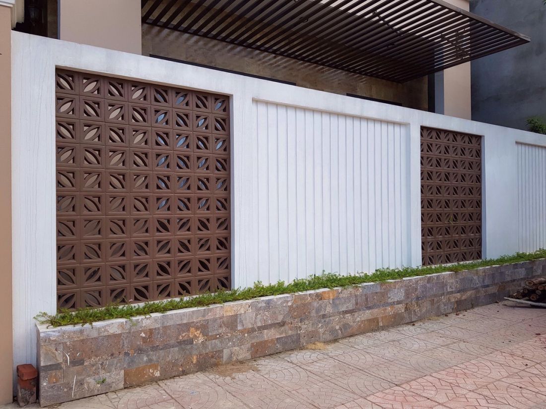 Mẫu hàng rào sử dụng gạch bông thông gió kết hợp với gạch đá và bê tông hiện đại.
