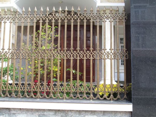Mẫu hàng rào bằng nhôm đúc với các chi tiết hoa văn được chạm khắc tinh xảo mang lại vẻ đẹp sang trọng cho biệt thự.