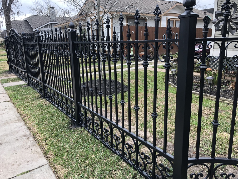 Mẫu hàng rào bằng sắt với hoa văn cách điệu cho biệt thự.