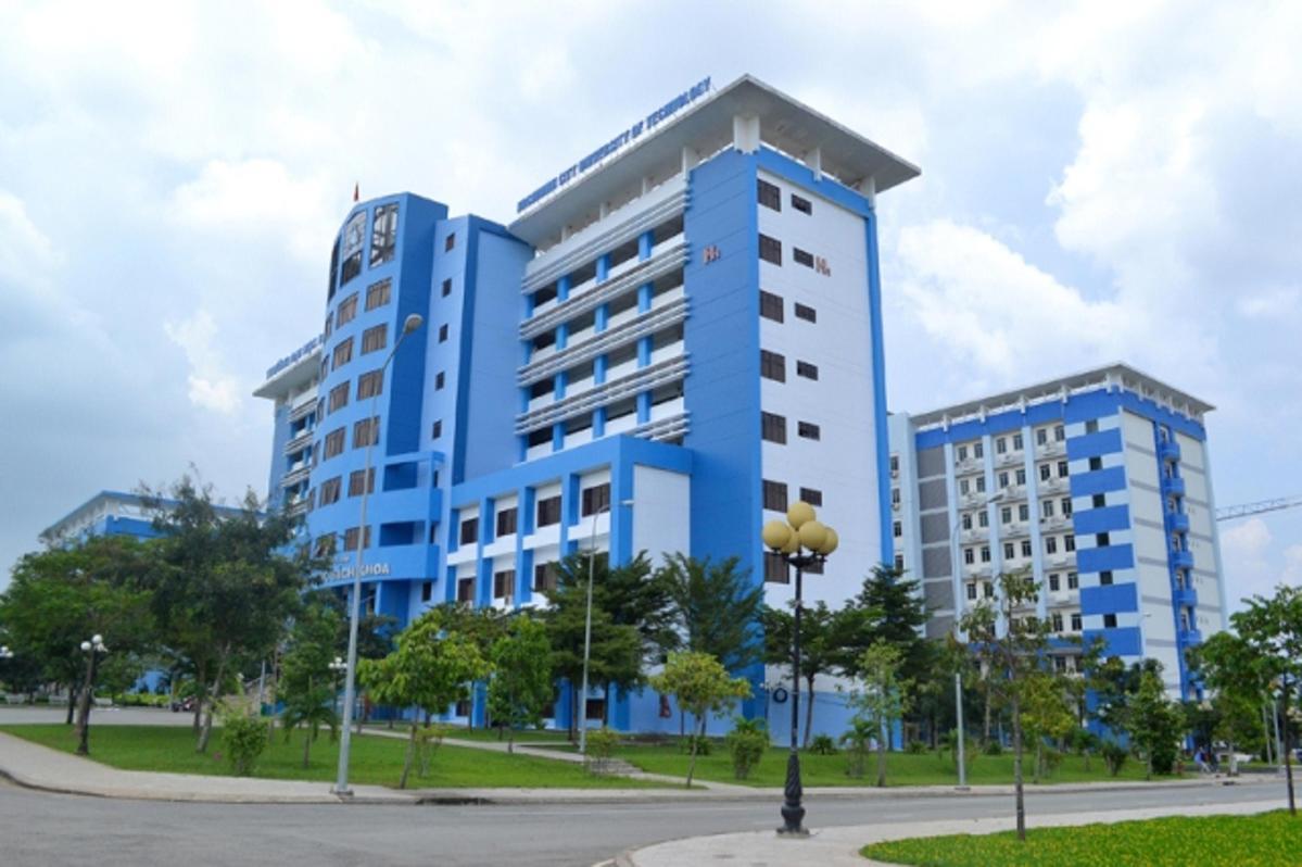 Tòa nhà Đại học Bách Khoa có màu xanh đặc trưng